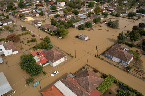 المنازل التي غمرتها المياه في قرية سوتيريو بعد العاصفة إلياس