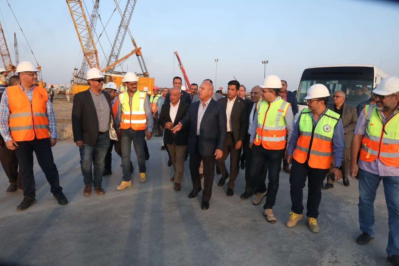 وزير النقل يتفقد مشروعات تطوير ميناء دمياط البحري (1)