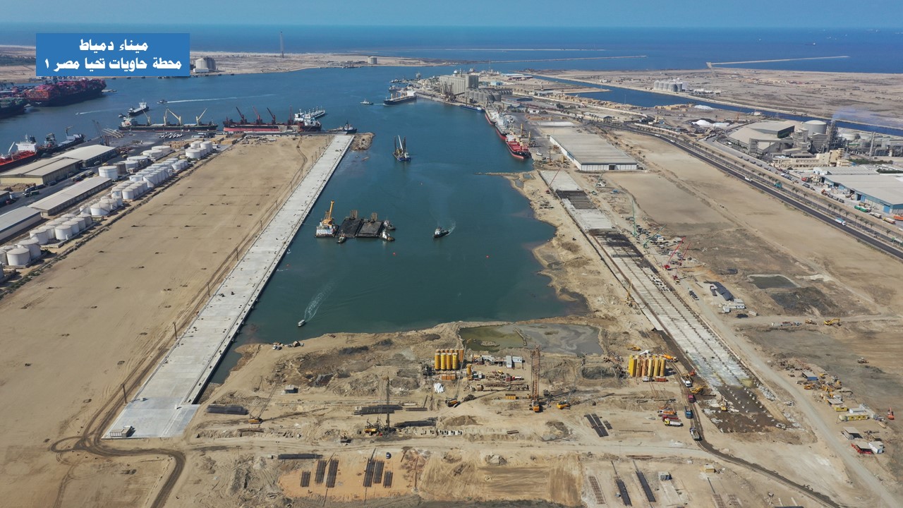 وزير النقل يتفقد مشروعات تطوير ميناء دمياط البحري (3)