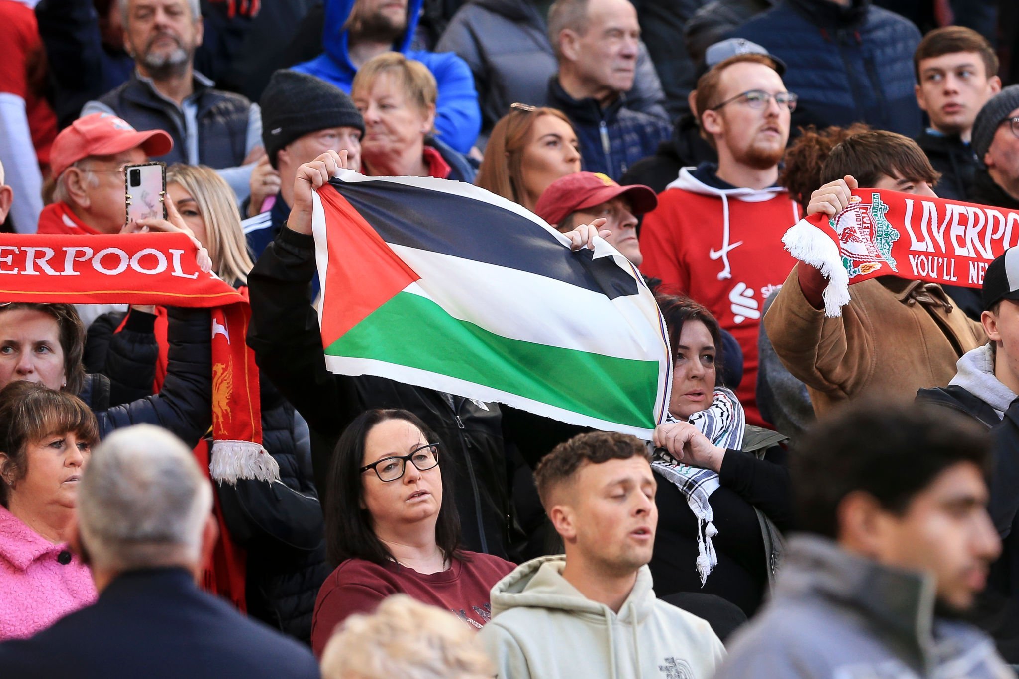جماهير ليفربول ترفع علم فلسطين