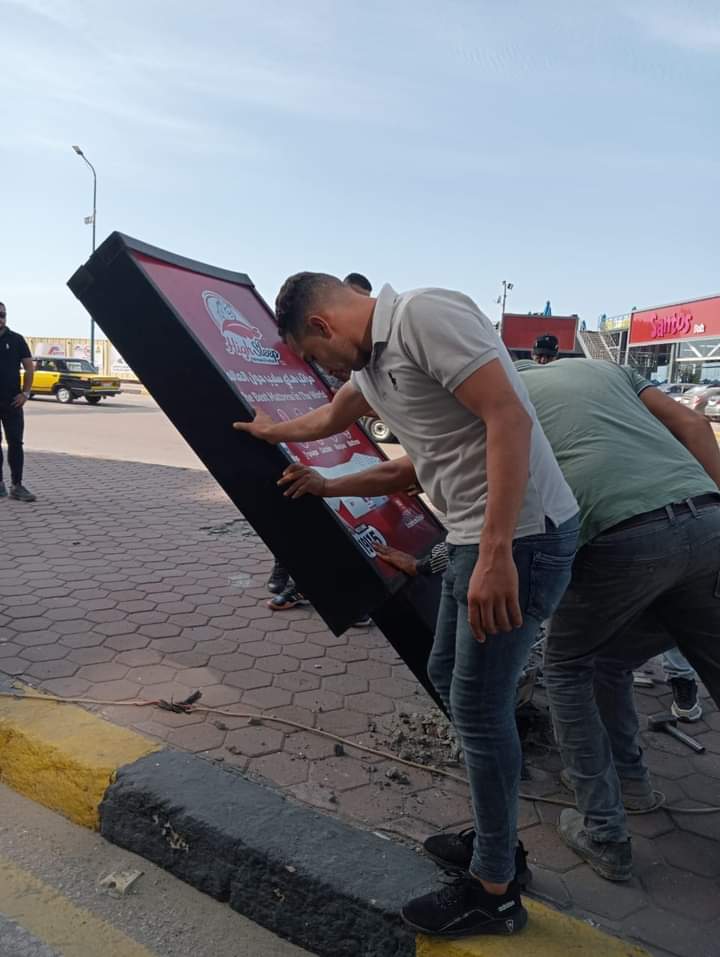 إزالة اعلانات مخالفة بشوراع حي المنتزة ثان بالاسكندرية