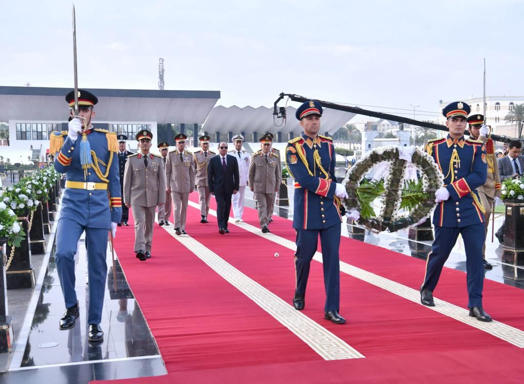 الرئيس السيسى يزور قبرى ناصر والسادات ويترأس اجتماع المجلس الأعلى للقوات المسلحة (7)