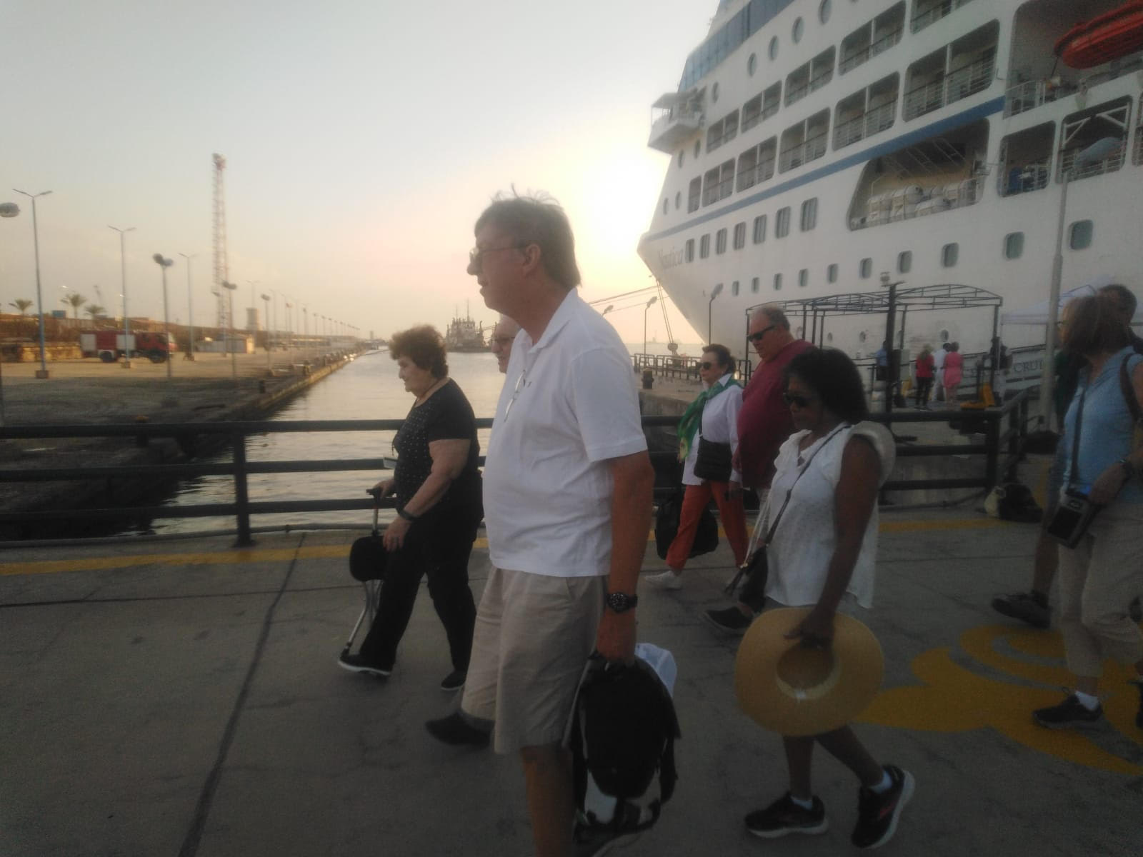 لحظة وصول السائحين لميناء بورسعيد السياحى