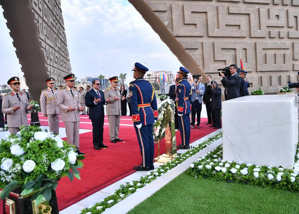 الرئيس السيسى يزور قبرى ناصر والسادات ويترأس اجتماع المجلس الأعلى للقوات المسلحة (16)