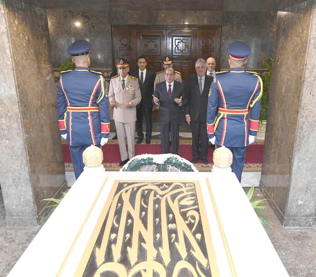 الرئيس السيسى يزور قبرى ناصر والسادات ويترأس اجتماع المجلس الأعلى للقوات المسلحة (13)