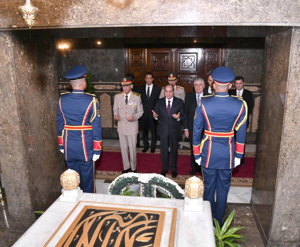 الرئيس السيسى يزور قبرى ناصر والسادات ويترأس اجتماع المجلس الأعلى للقوات المسلحة (15)