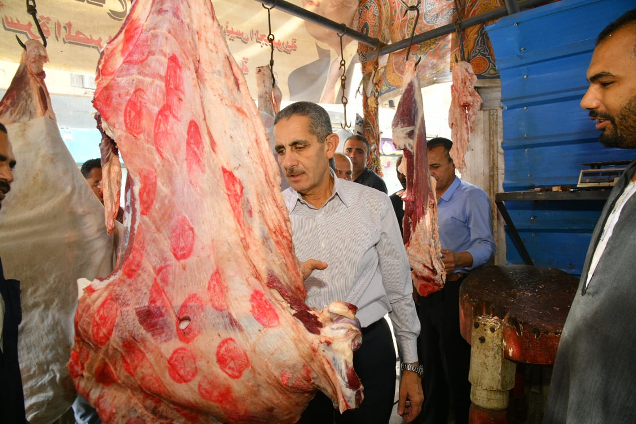 محافظ الغربية يتفقد منافذ ومعارض بيع السلع الغذائية (1)