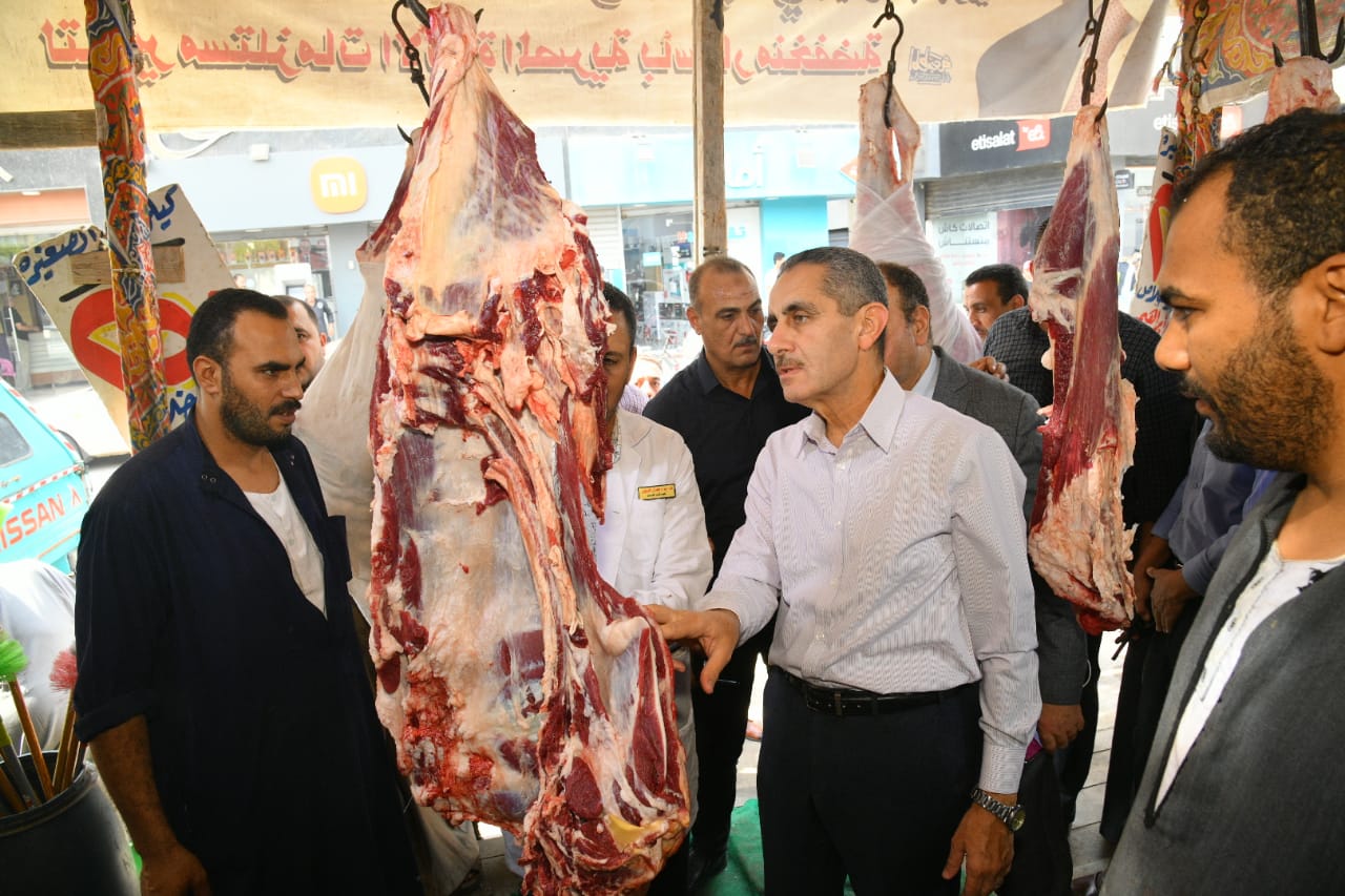 محافظ الغربية يتفقد منافذ ومعارض بيع السلع الغذائية (6)