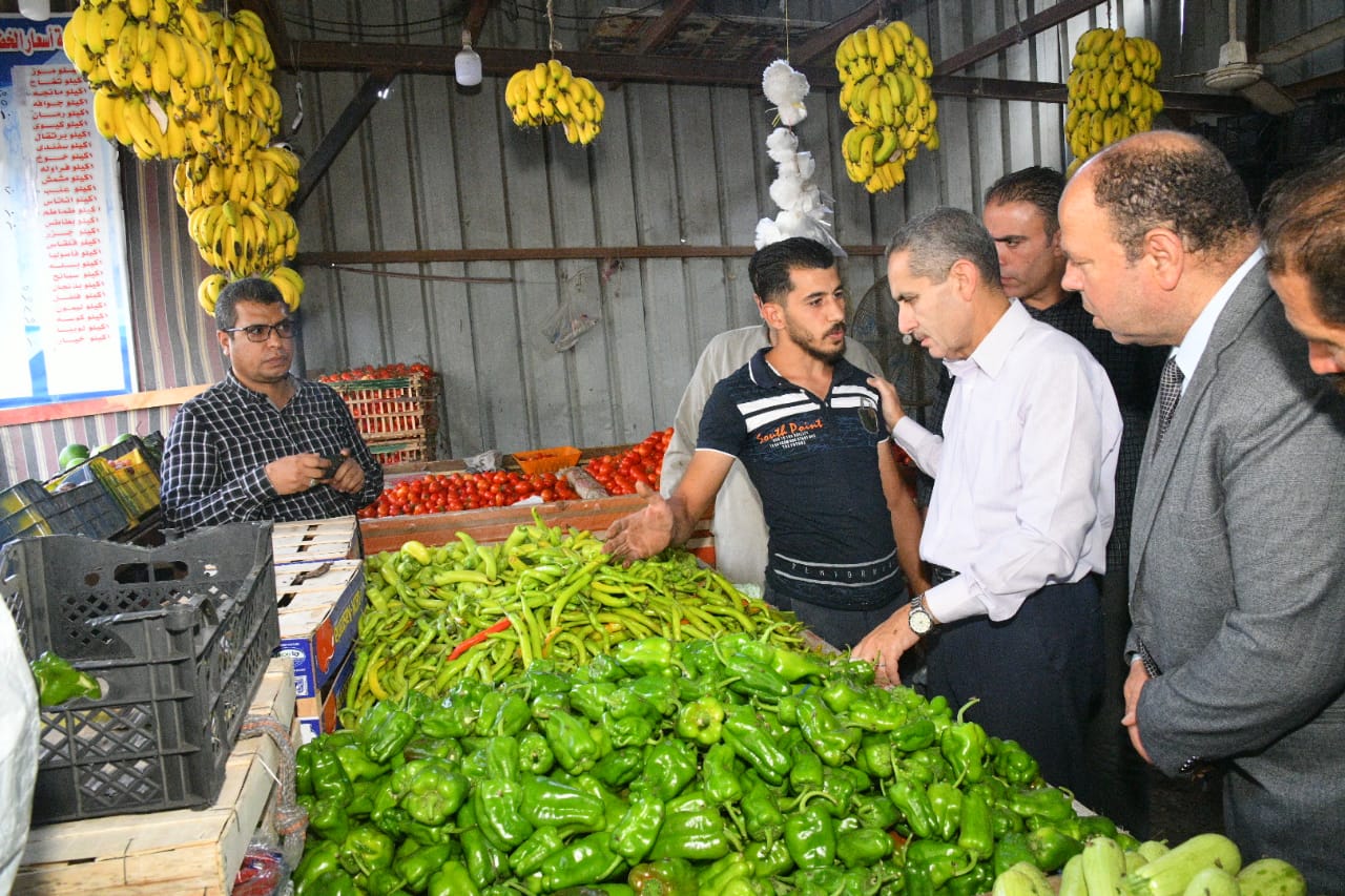 محافظ الغربية يتفقد منافذ ومعارض بيع السلع الغذائية (3)