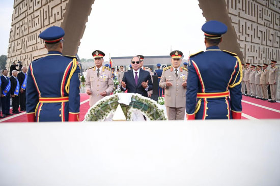 الرئيس السيسى يضع اكليلا من الزهور على قبر الزعيم الراحل انور السادات   (2)