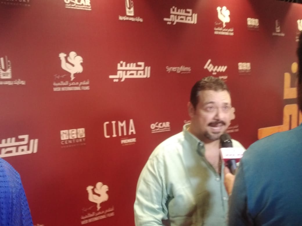أبطال فيلم حسن المصري يحتفلون بالعرض الخاص في إحدى سينمات أكتوبر (1)