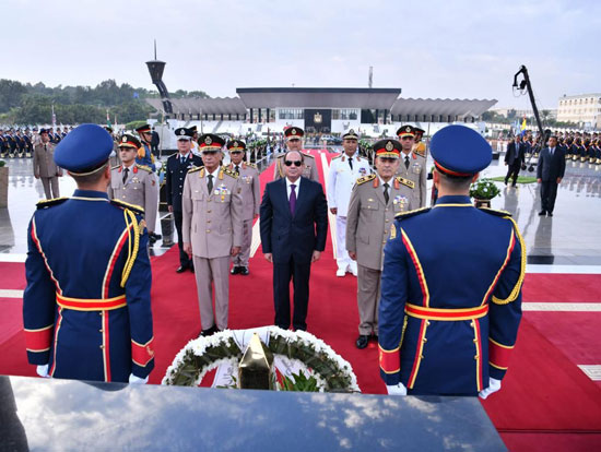 الرئيس السيسى يزور قبر الجندى المجهول والزعيمان انور السادات وجمال عبد الناصر (1)
