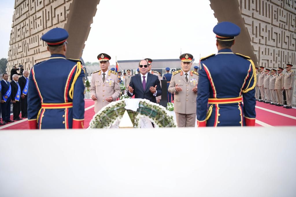 الرئيس السيسى يزور قبرى ناصر والسادات ويترأس اجتماع المجلس الأعلى للقوات المسلحة (21)