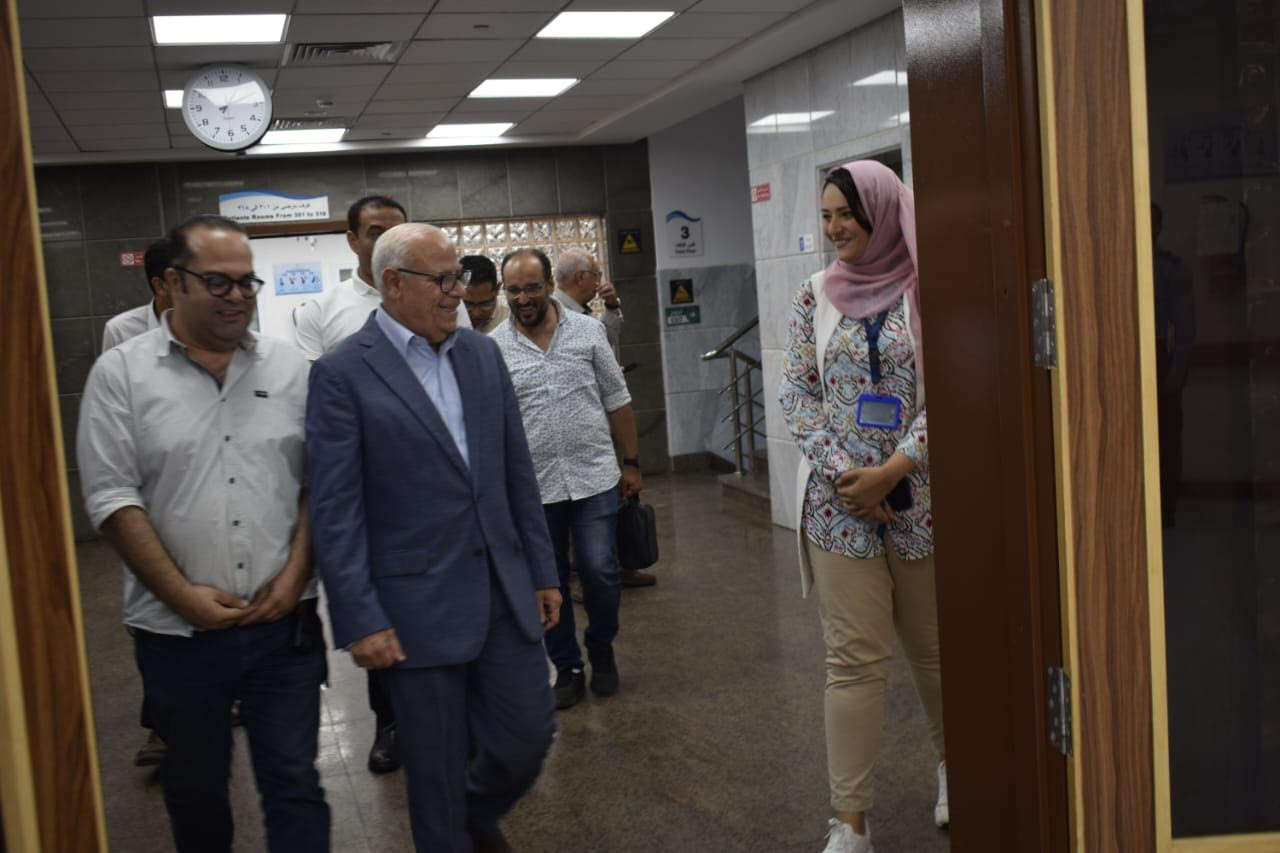 محافظ بورسعيد أثناء جولته التفقدية بمستشفى النصر التخصصى
