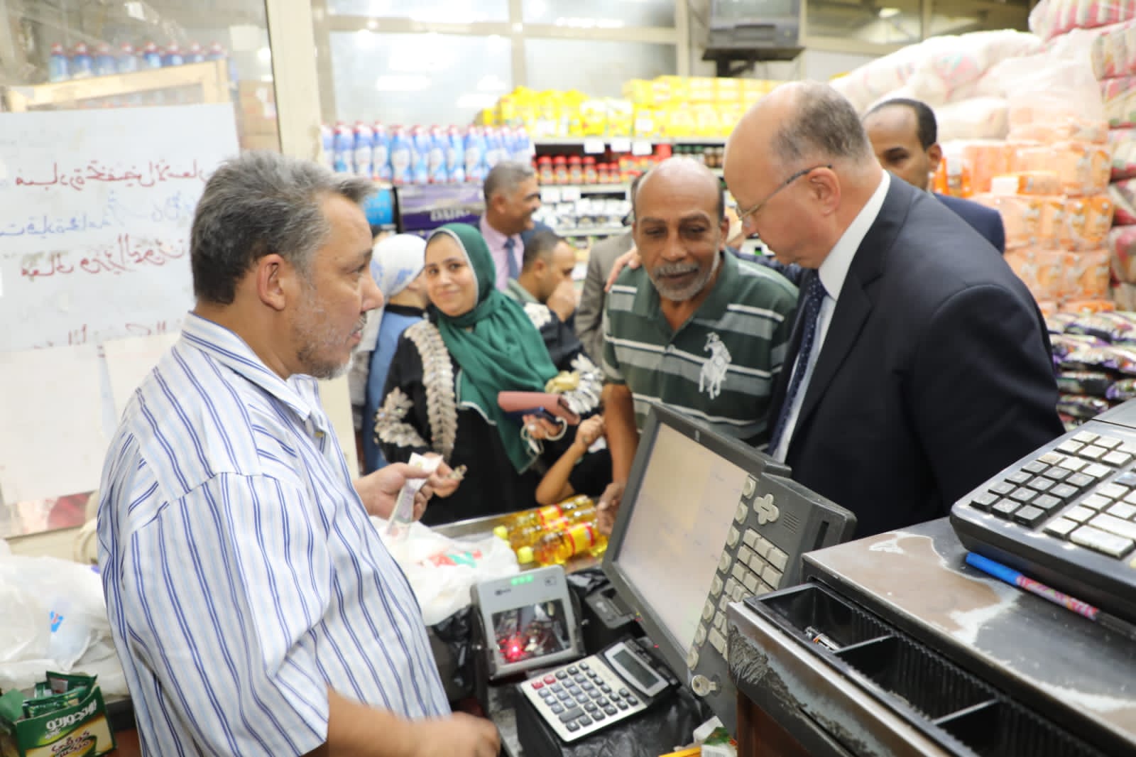 محافظ القاهرة يتفقد أسواق ومنافذ بيع السلع