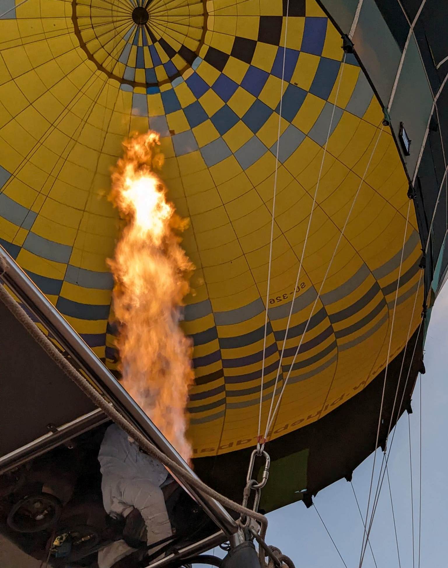 ضخ الهواء الساخن فى البالونات قبل التحليق