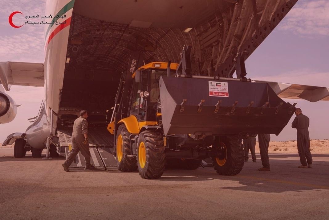 مطار العريش يستقبل مساعدات لغزة (5)