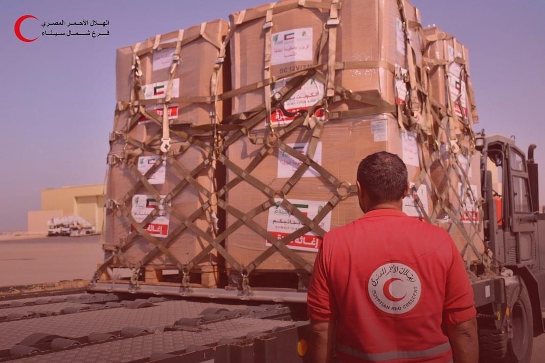 مطار العريش يستقبل مساعدات لغزة (2)