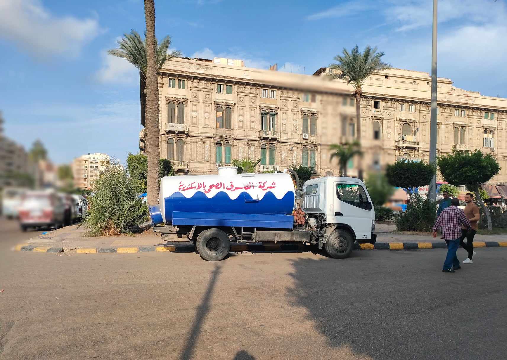 انتشار سيارات الصرف بشوراع الإسكندرية