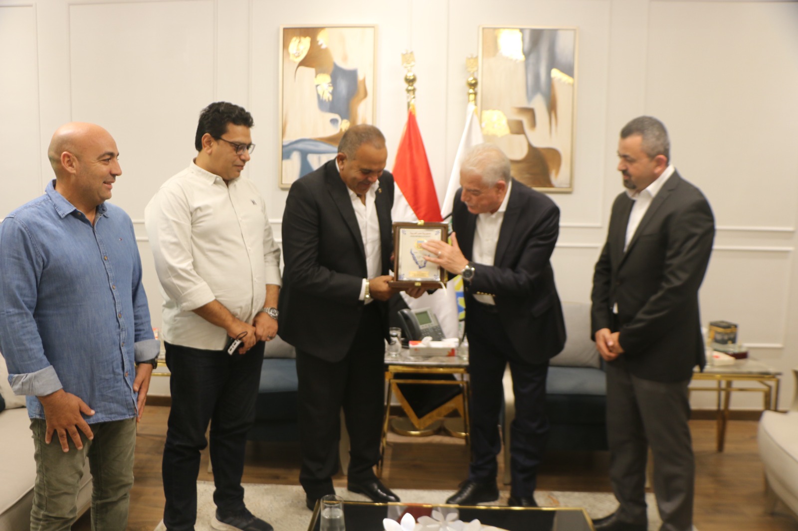  محافظ جنوب سيناء ومسؤولي الاتحاد المصري للغوص والإنقاذ  (1)