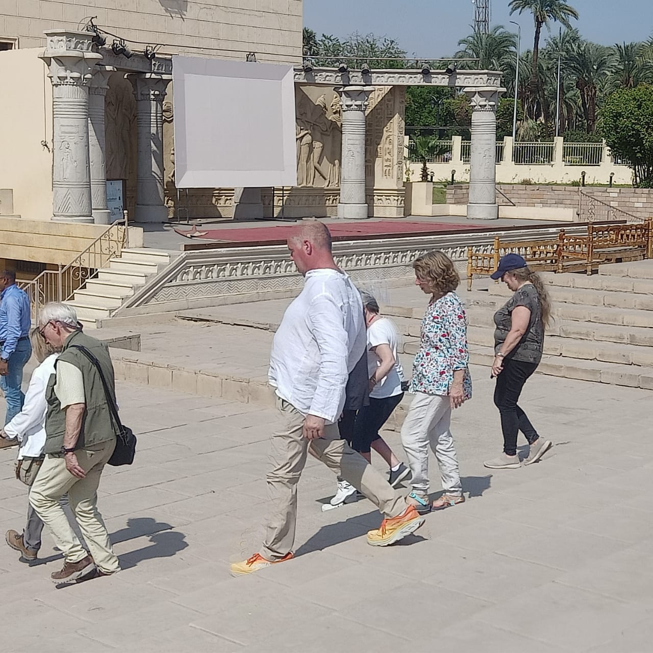 جانب من زيارات السياح لمكتبة مصر العامة بالأقصر