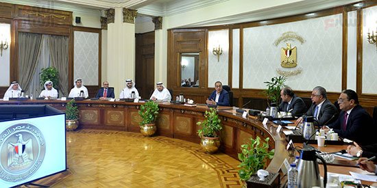 رئيس الوزراء يعقد اجتماعًا مع وزير الاستثمار الإماراتي  (11)