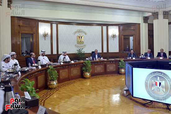 رئيس الوزراء يعقد اجتماعًا مع وزير الاستثمار الإماراتي  (3)