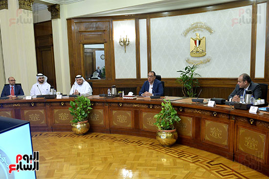 رئيس الوزراء يعقد اجتماعًا مع وزير الاستثمار الإماراتي  (8)