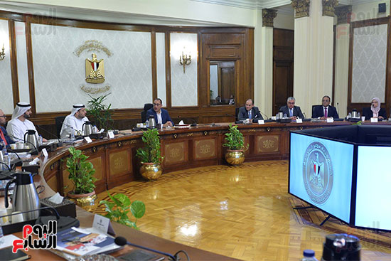رئيس الوزراء يعقد اجتماعًا مع وزير الاستثمار الإماراتي  (5)