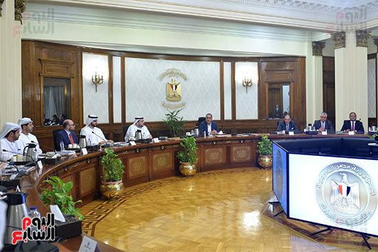 رئيس الوزراء يعقد اجتماعًا مع وزير الاستثمار الإماراتي  (4)