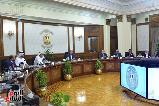 رئيس الوزراء يعقد اجتماعًا مع وزير الاستثمار الإماراتي  (2)