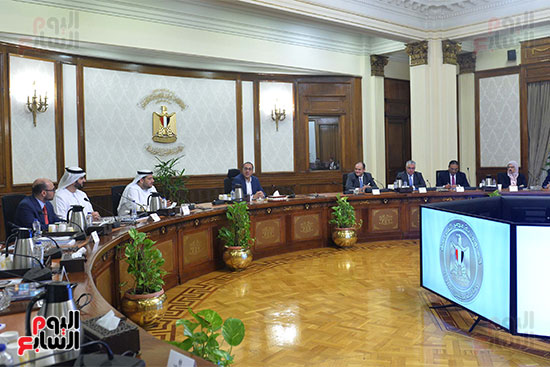 رئيس الوزراء يعقد اجتماعًا مع وزير الاستثمار الإماراتي  (1)