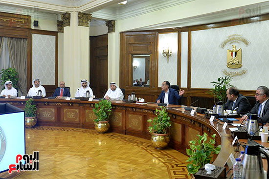 رئيس الوزراء يعقد اجتماعًا مع وزير الاستثمار الإماراتي  (13)