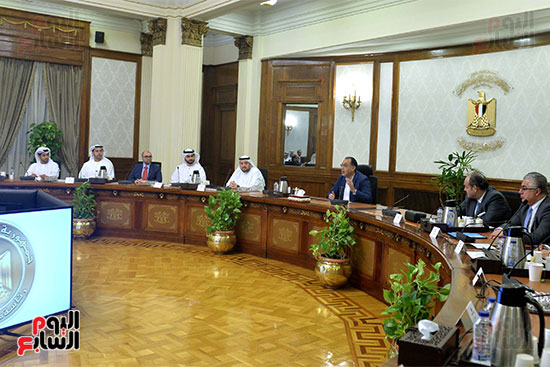رئيس الوزراء يعقد اجتماعًا مع وزير الاستثمار الإماراتي  (12)