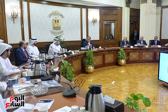 رئيس الوزراء يعقد اجتماعًا مع وزير الاستثمار الإماراتي  (6)