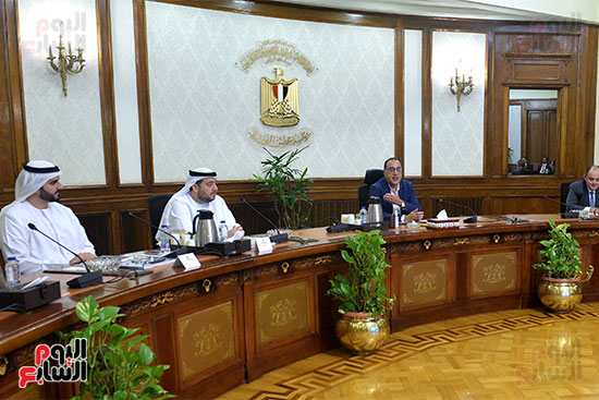 رئيس الوزراء يعقد اجتماعًا مع وزير الاستثمار الإماراتي  (7)