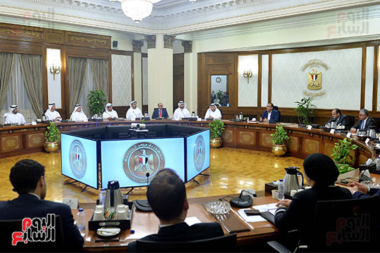 رئيس الوزراء يعقد اجتماعًا مع وزير الاستثمار الإماراتي  (14)