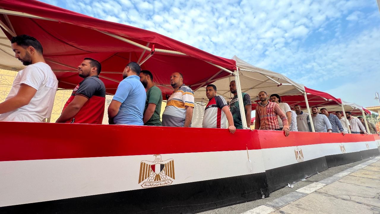 المواطنين امام مكتب التوثيق