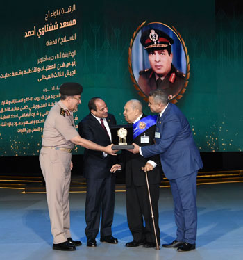 الرئيس السيسي يكرم اللواء مسعد ششتاوي