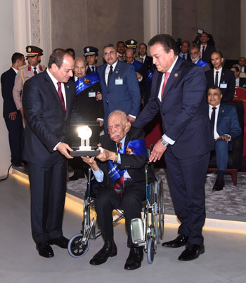 الرئيس السيسي يكرم أبطال حرب 6 أكتوبر (1)