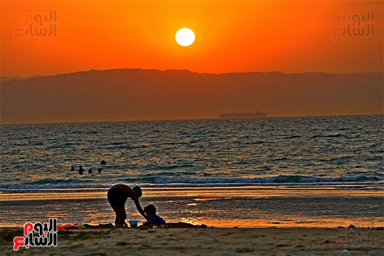 استمتاع المواطنين بغروب الشمس على شواطى راس سدر   (1)