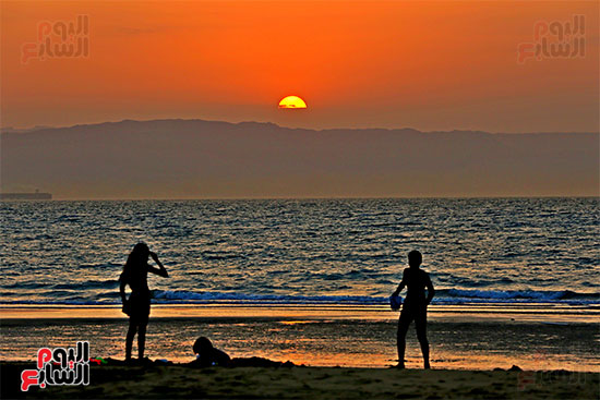 استمتاع المواطنين بغروب الشمس على شواطى راس سدر   (3)