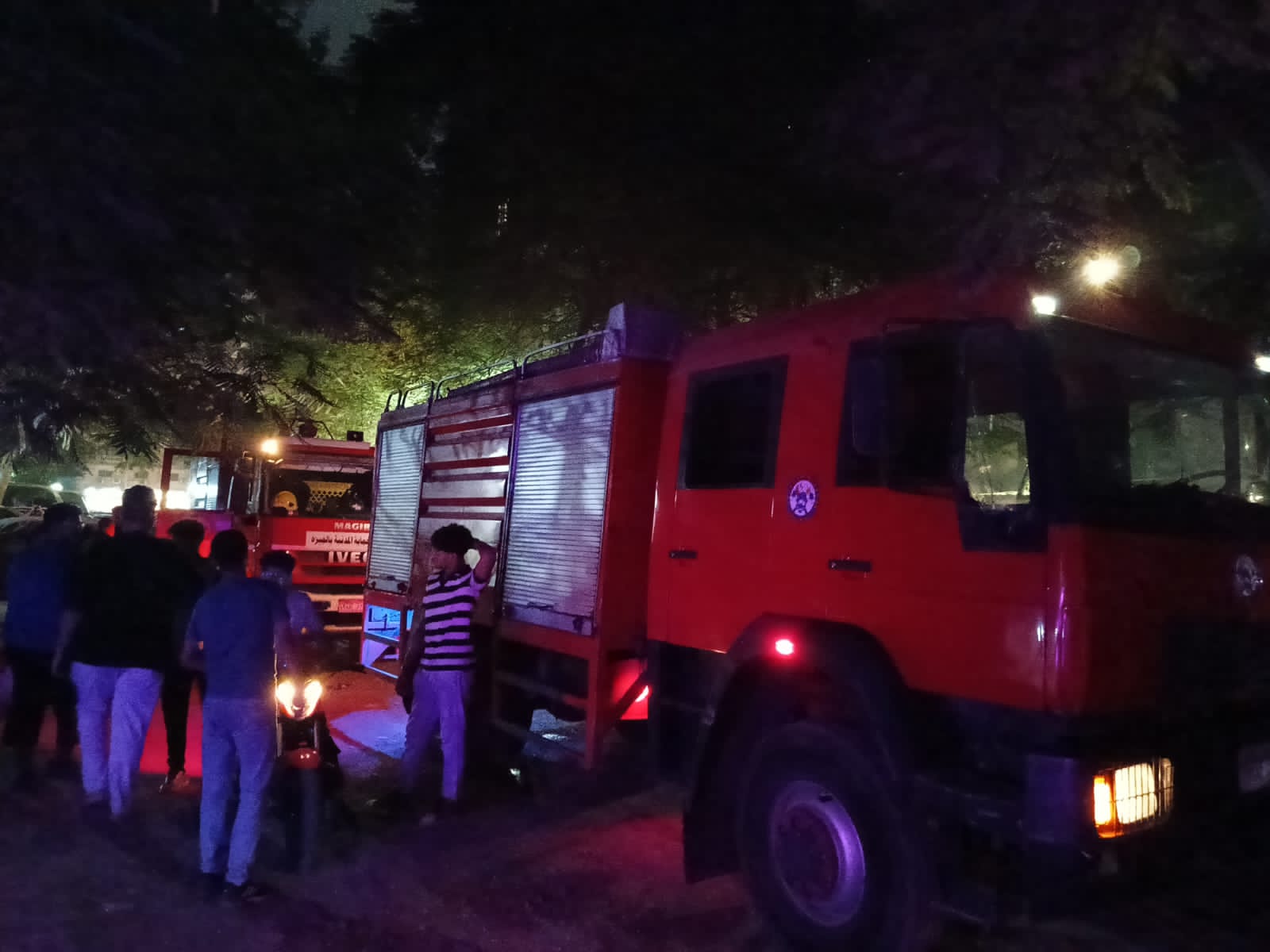 سيارات الاطفاء تصل لمكان الحريق