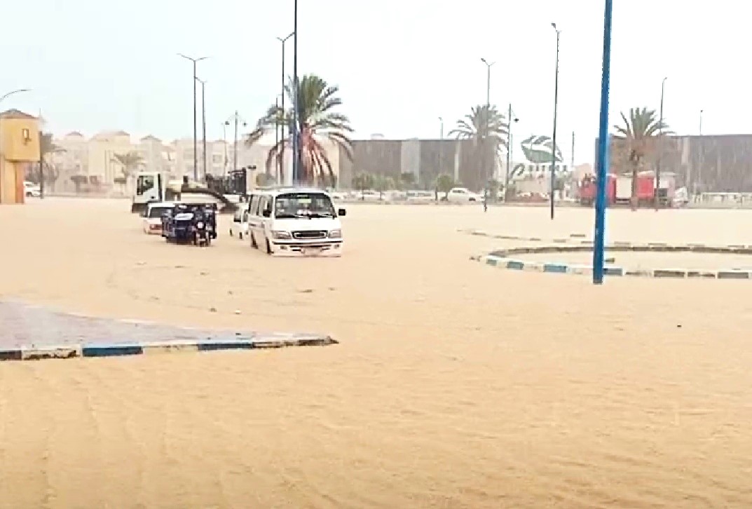 منطقة حي الزهور بمطروح تحاصرها مياه الامطار