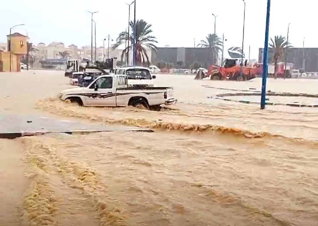 شوارع بعض مناطق مطروح تغرق في مياه الامطار