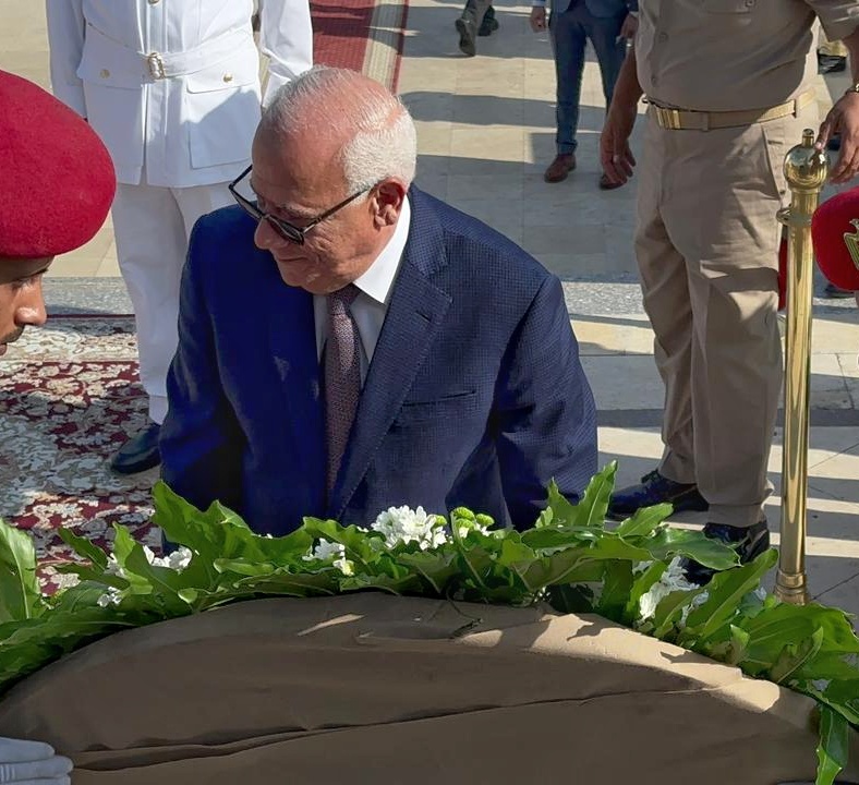 محافظ بورسعيد يضع إكليل الزهور