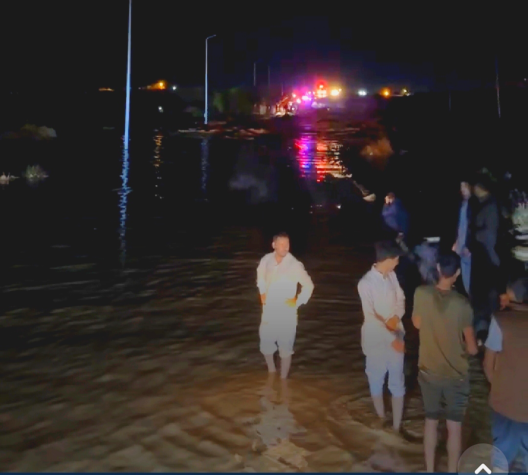 اهالي مطروح هرعوا لمساعدة من حاصرتهم الامطار