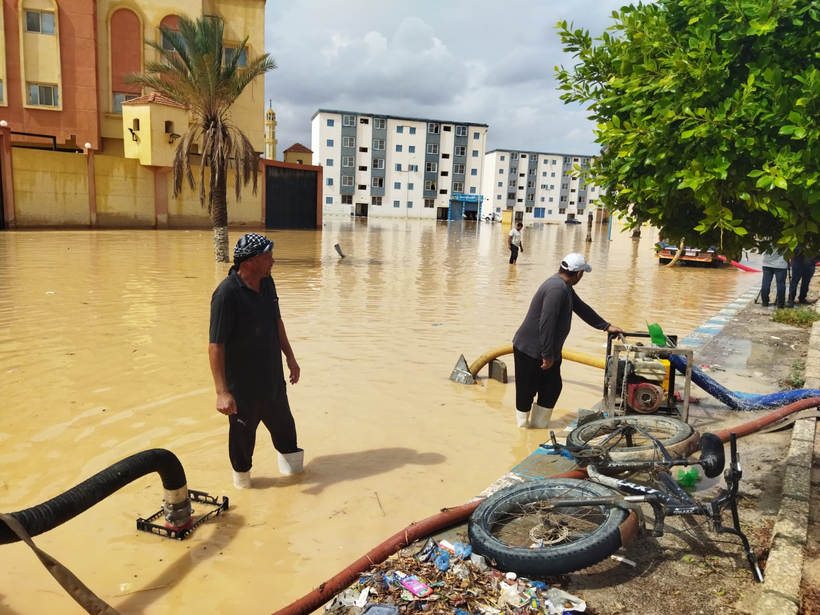 عمال مجلس مدينة مطروح يسحبون مياه السيول من الشوارع