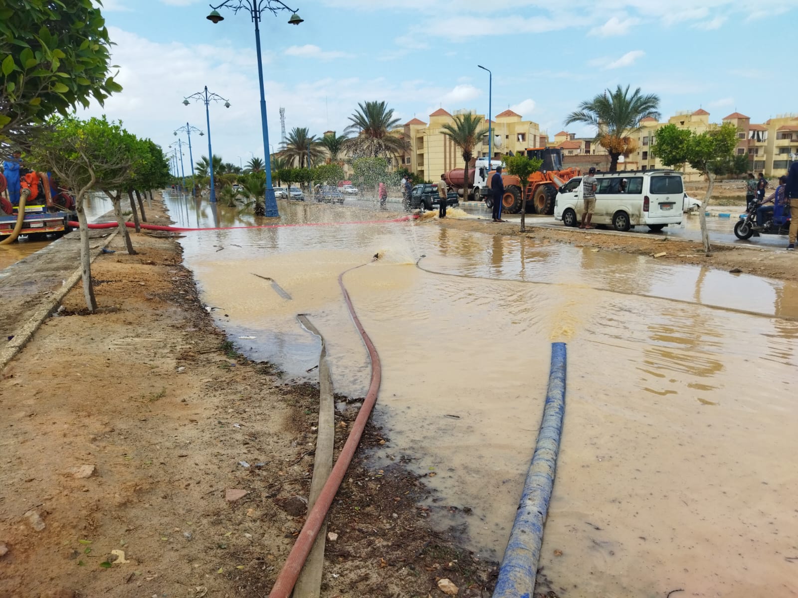 جهود مدينة مطروح في رفع مياه السيول من الطرق