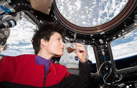 شرب القهوة فى محطة الفضاء الدولية